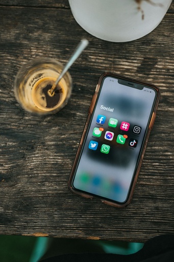 📱 Digital Marketing – “Viral Kaise Hote Hain?” 